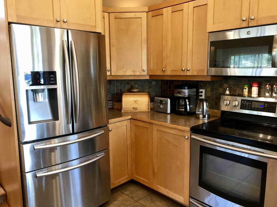  Matching stainless steel fridge with separate cooling section and freezer below