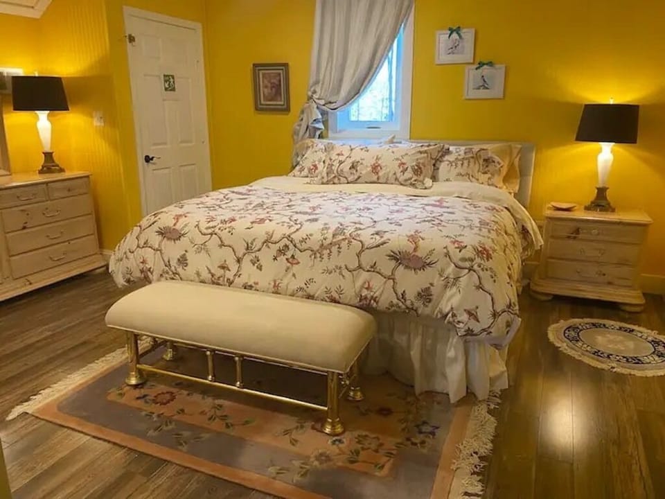 Cozy king Tempur-Pedic bed and fine linens. 