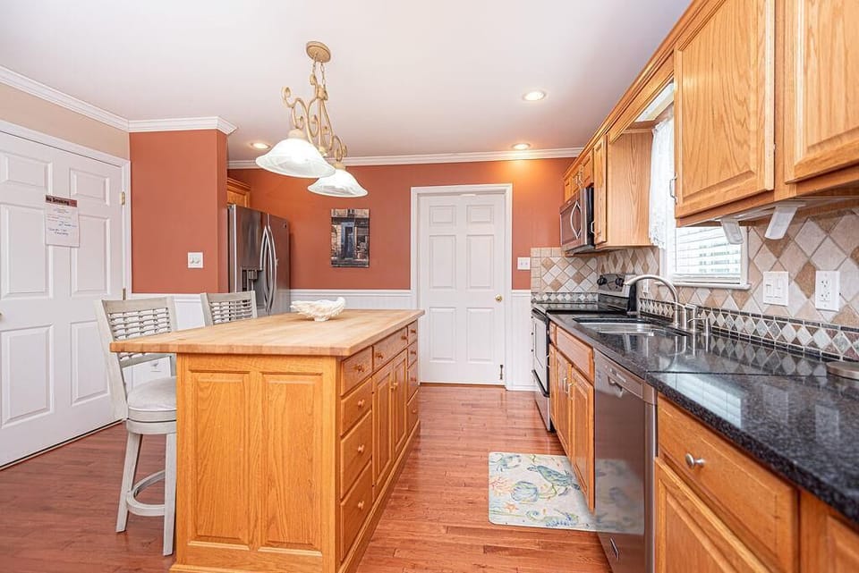 Kitchen, View 3