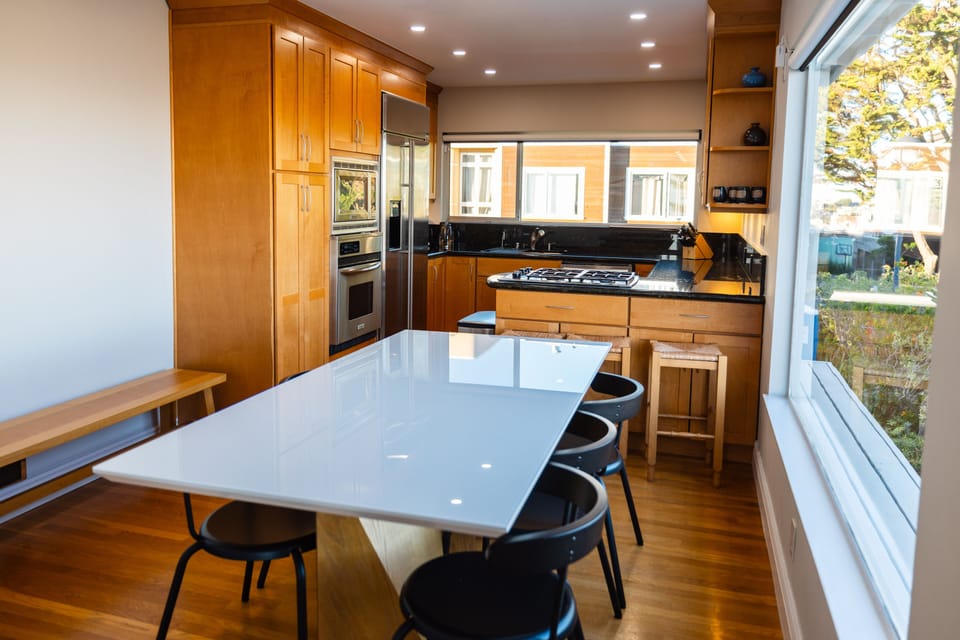 Fully equipped kitchen.