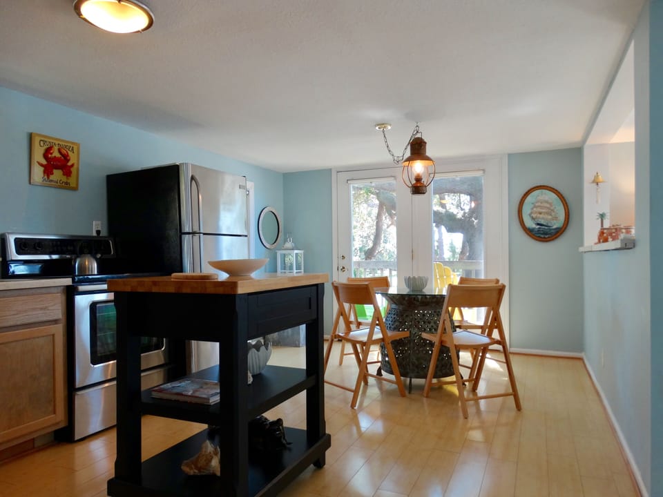 Kitchen/Breakfast Area (table with 4 chairs).  