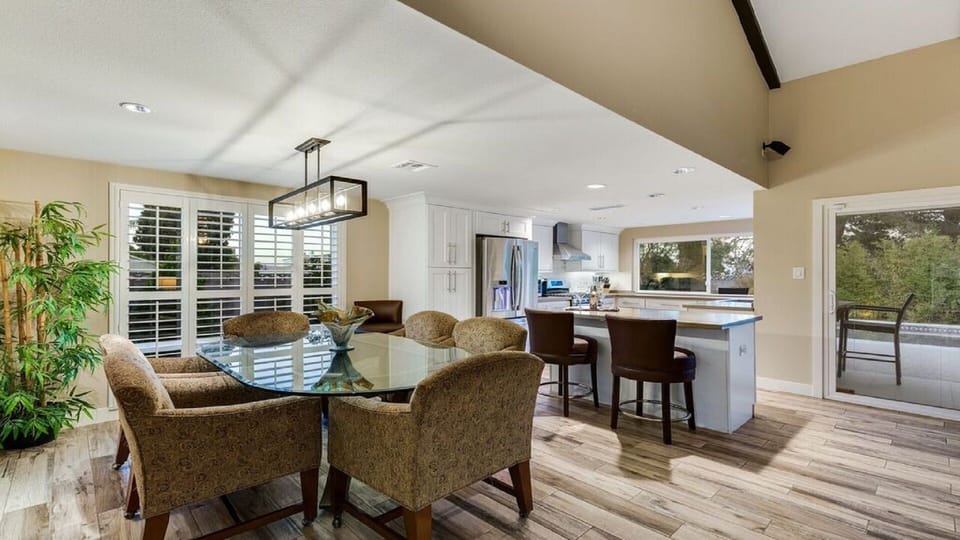Kitchen / Dining Area
