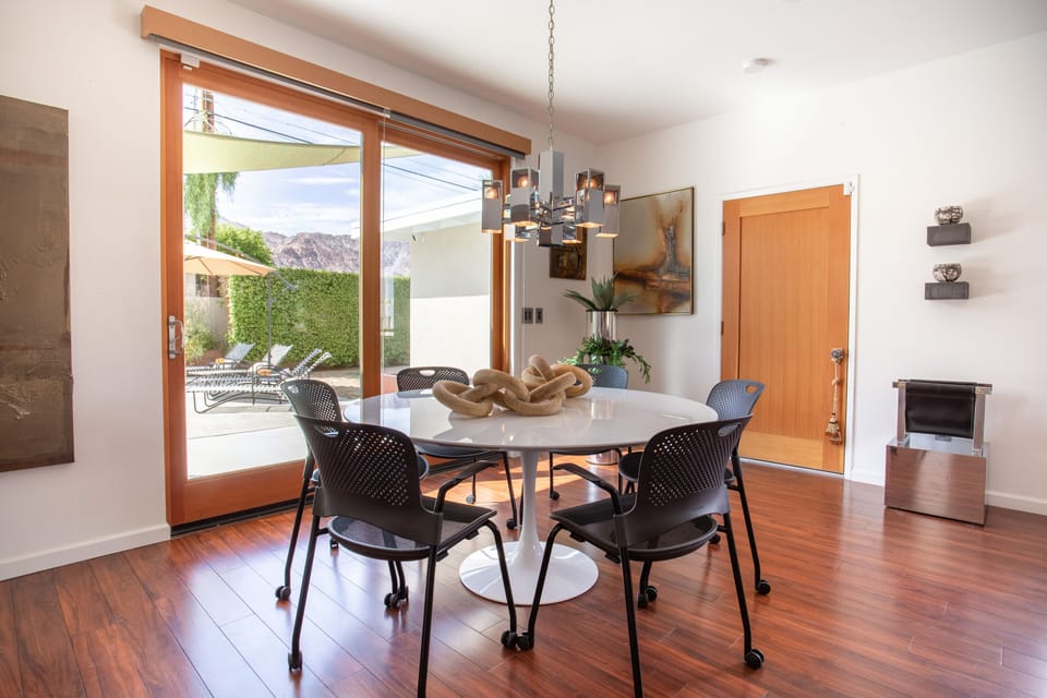 Large Dinning table for the whole family &/or firends! 