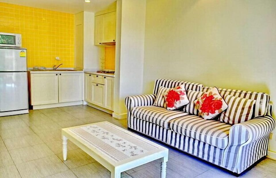 1Br by the beach nicely decorated 011