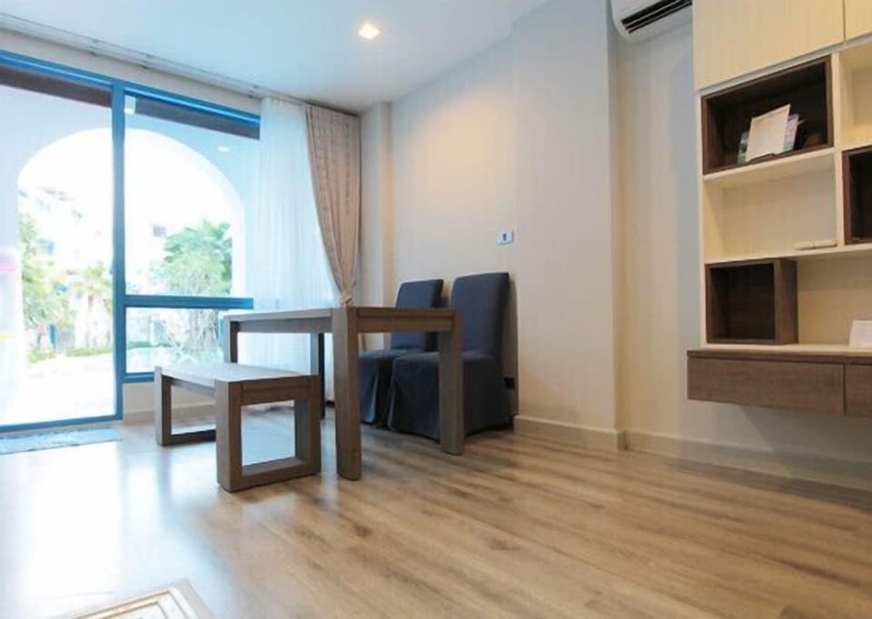 The Crest Santora - 1Br pool view 050