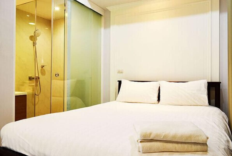 2Br fully equipped beachfront condo 005