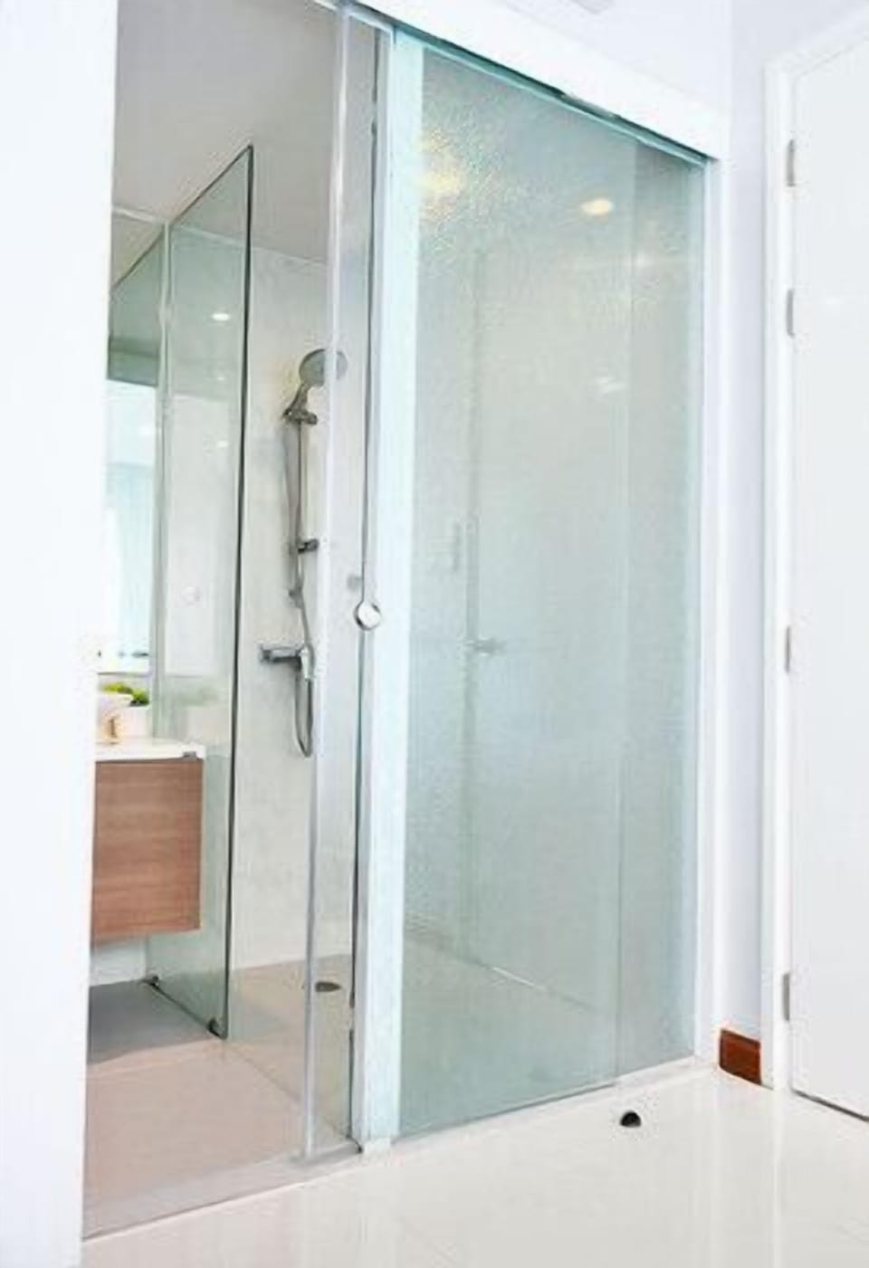 2Br fully equipped beachfront condo 005