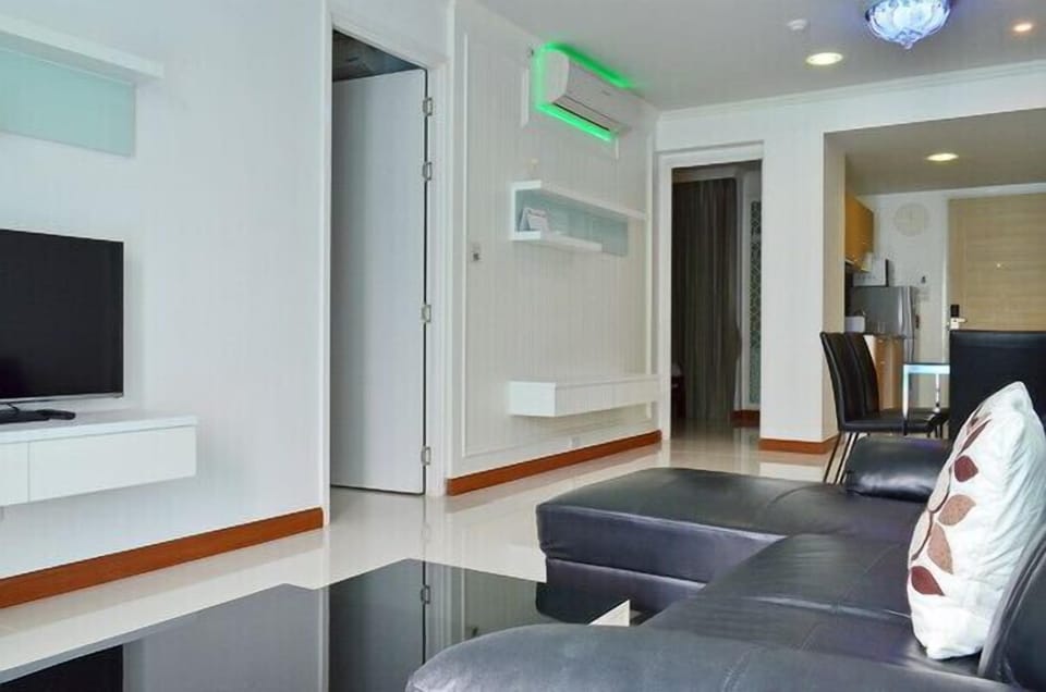 2Br fully equipped beachfront condo 005