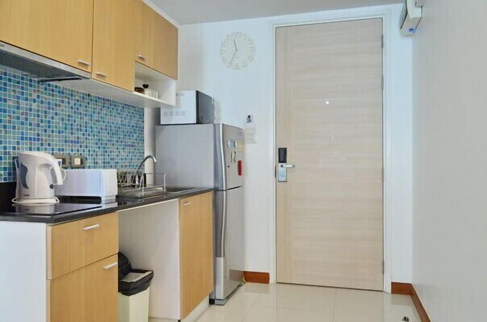 2Br fully equipped beachfront condo 005