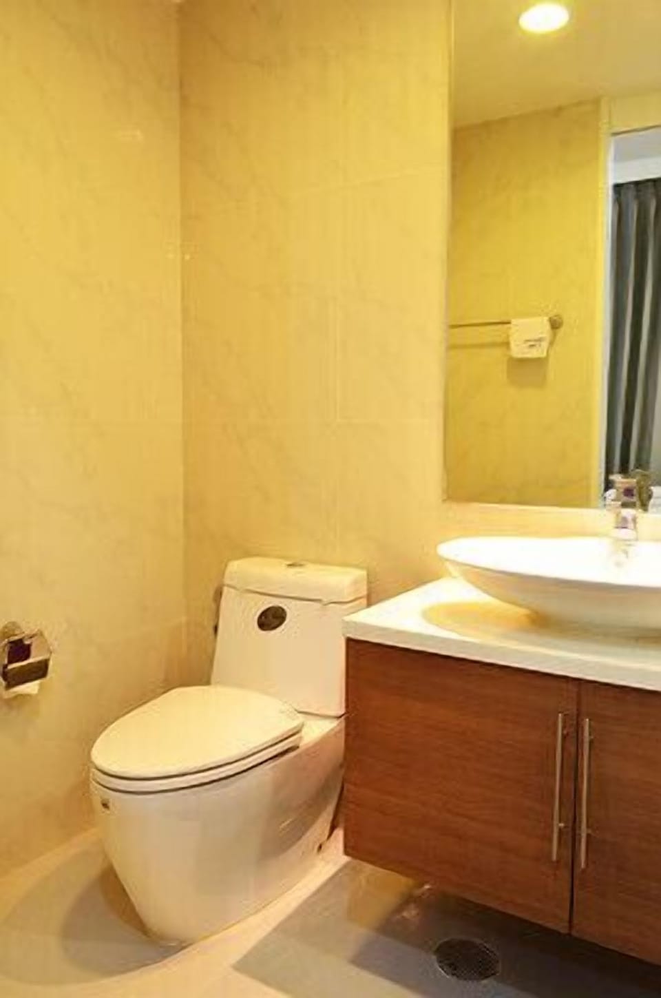 2Br fully equipped beachfront condo 005