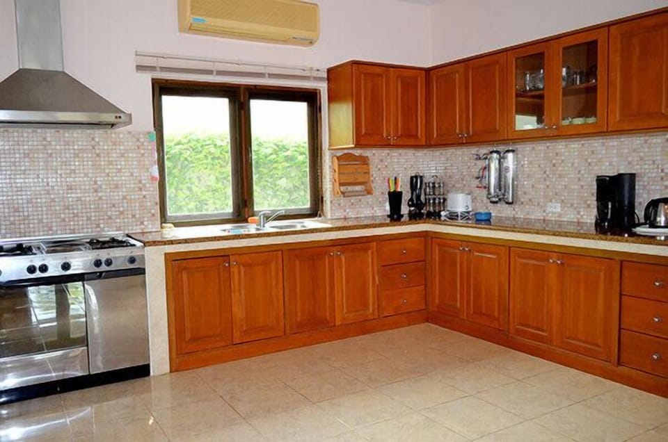 Large villa with pool 10 pax SHR001