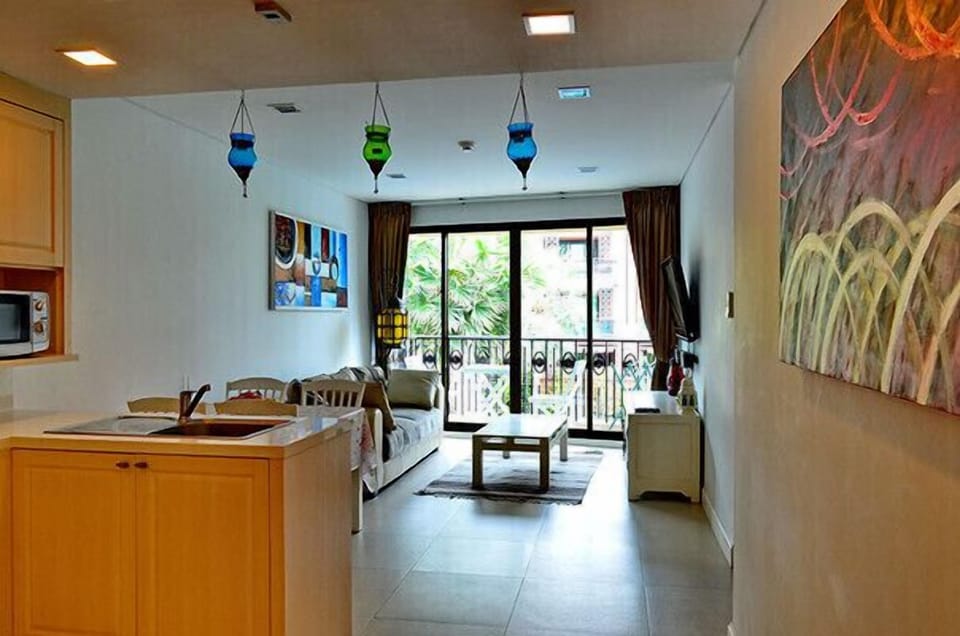 Beautiful 2Br pool view 041