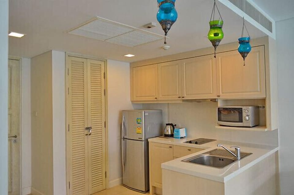 Beautiful 2Br pool view 041