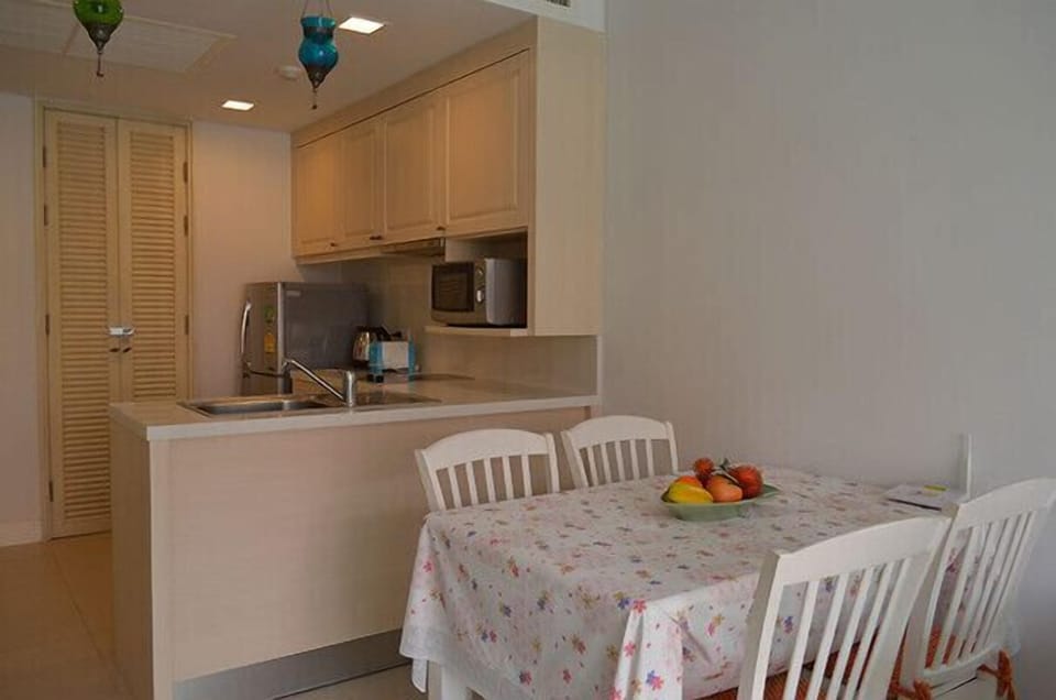 Beautiful 2Br pool view 041