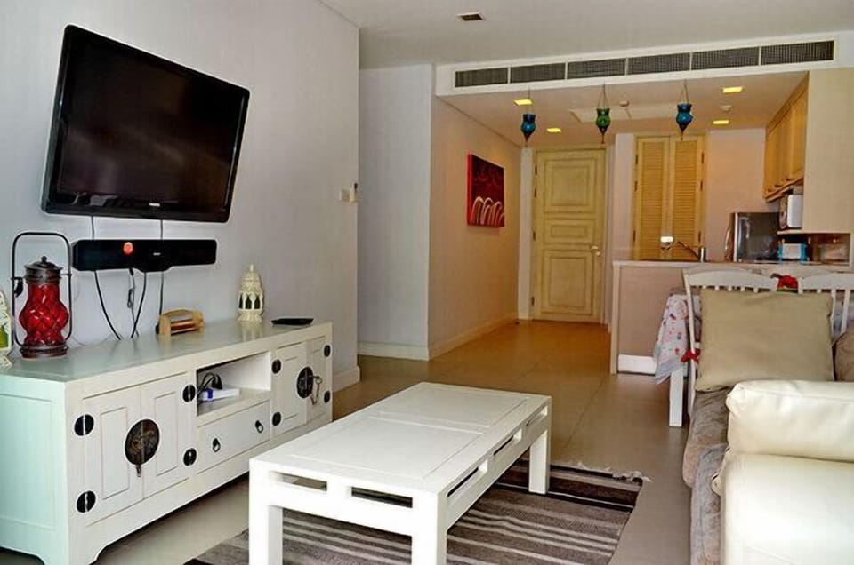 Beautiful 2Br pool view 041