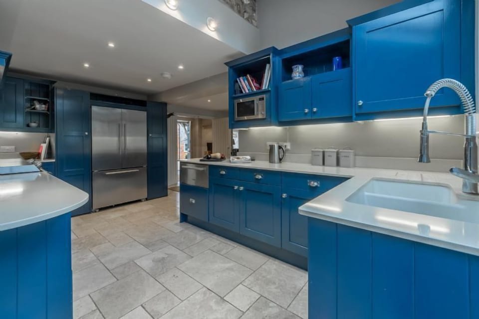 Ground floor: Kitchen with modern appliances