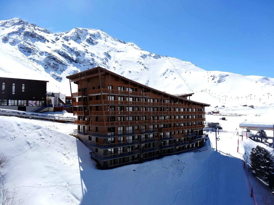 Enjoy the location of this property, right on the pistes.