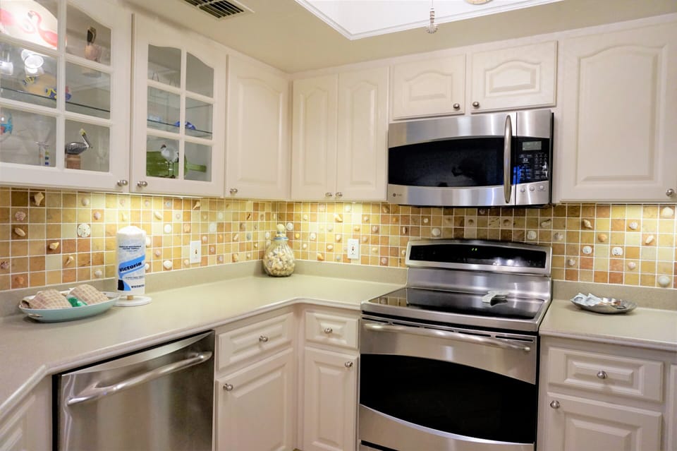 Upgraded Full Kitchen