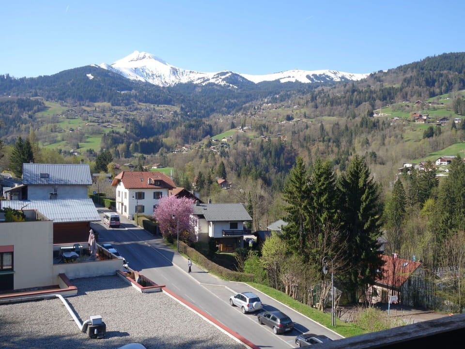 Mountainous Landforms, Mountain, Mountain Village, Mountain Range, Hill Station, Town, Sky, Residential Area, Highland, Village