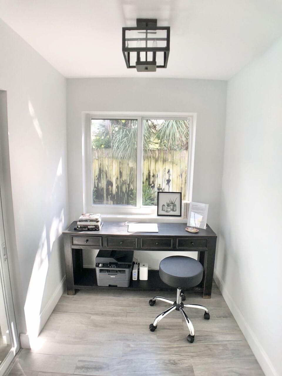 Office with 100Mbps Wifi, USB ports, laptop kiosk and Wifi printer.