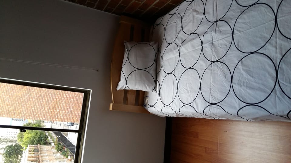 ALCOBA CON CAMA SENCILLA