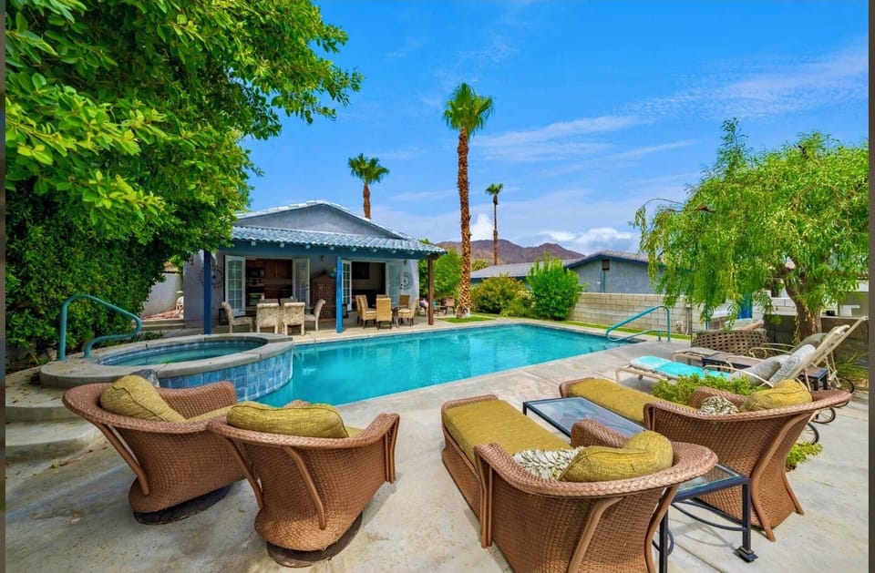 LARGE DEEP POOL.. BEAUTIFUL VIEWS OF THE CHOCOLATE MOUNTAINS. PLENTY OF PATIO 
