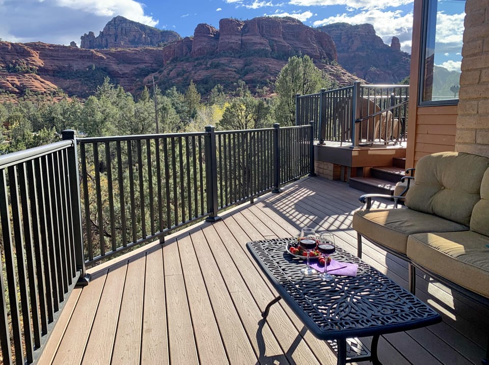 OUTDOOR SPACES Extra nice up-close red rocks share your day from morning to night!