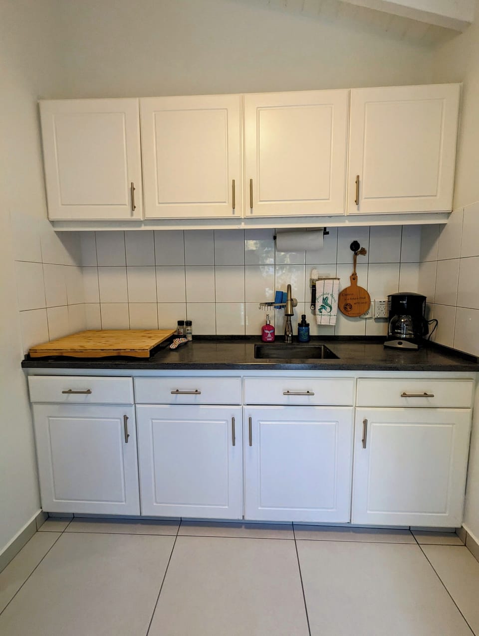 Four burner glass cooktop, Corian countertops, Stainless steel deep sink