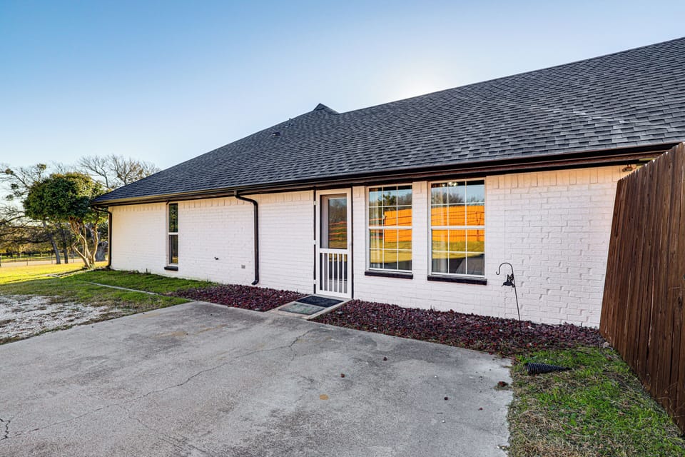 Studio Entryway | Parking | Driveway (2 Vehicles)