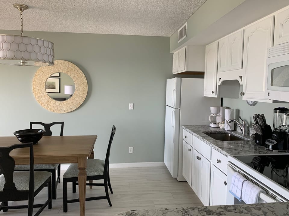Kitchen with quartz counters