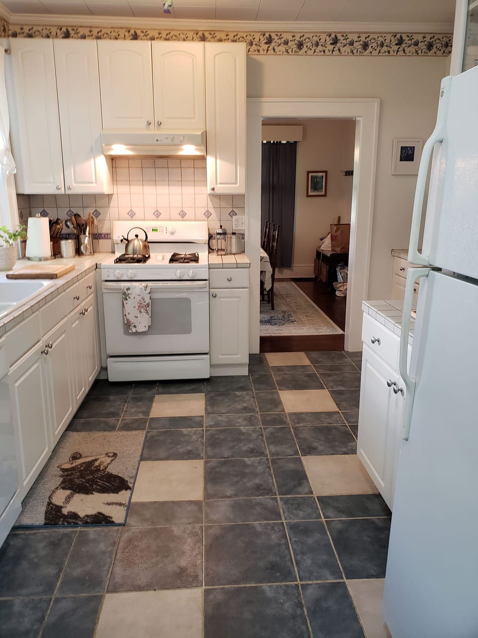 well appointed kitchen with gas range, d/w, Keurig, French press, blender