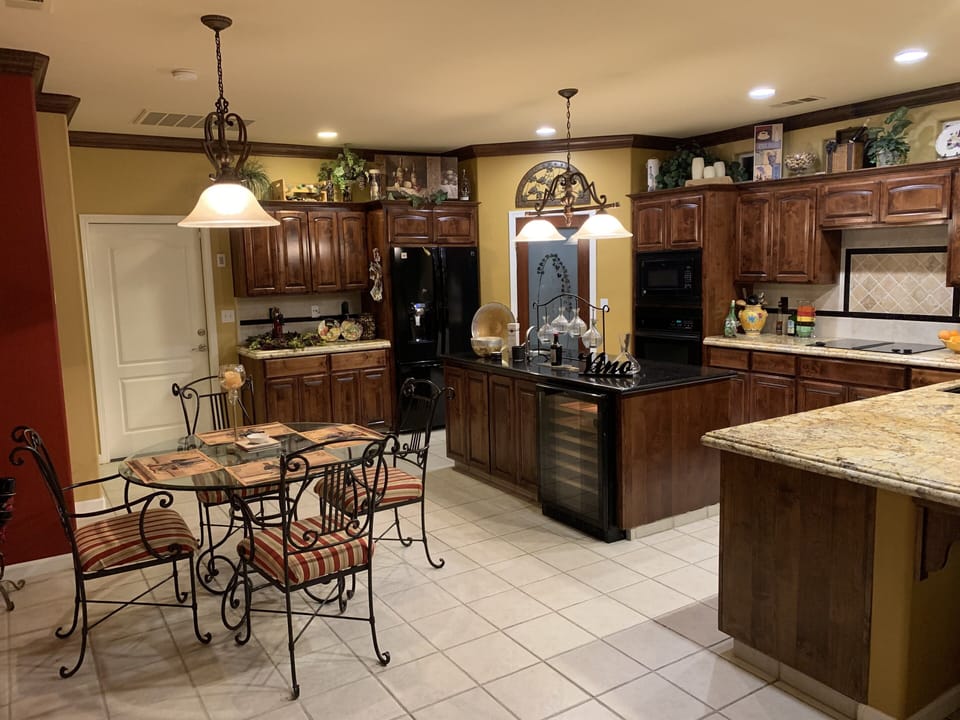 Kitchen/Breakfast Table