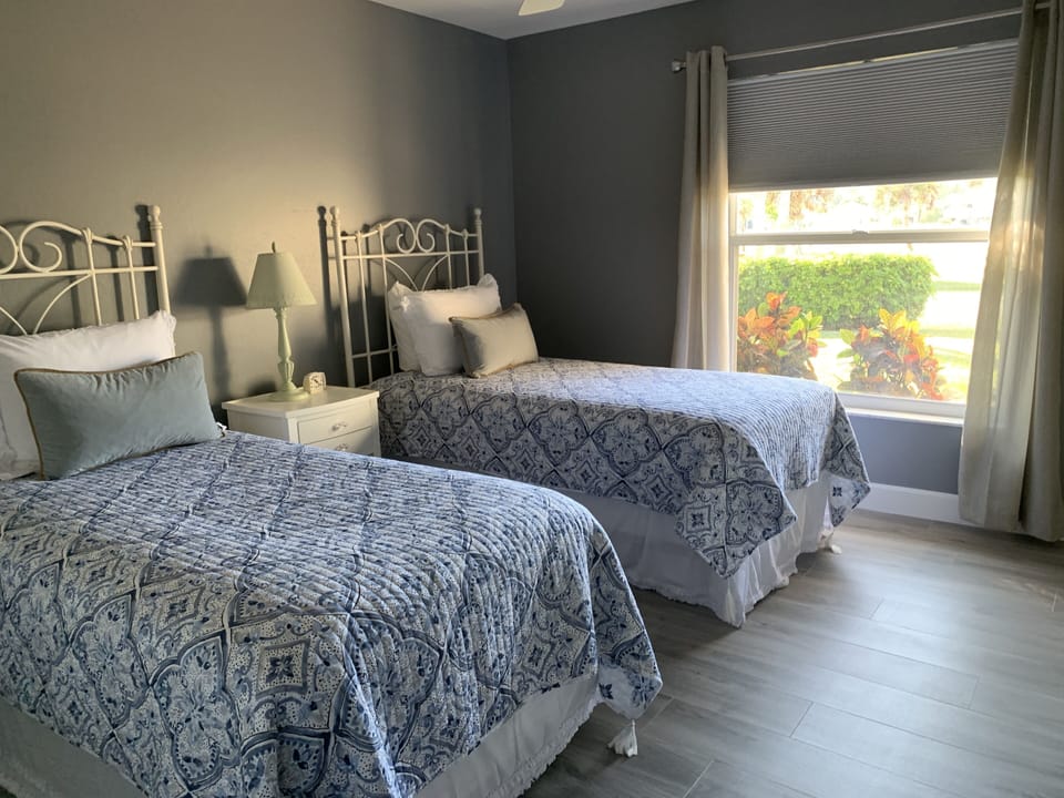 Front Bedroom twin beds 