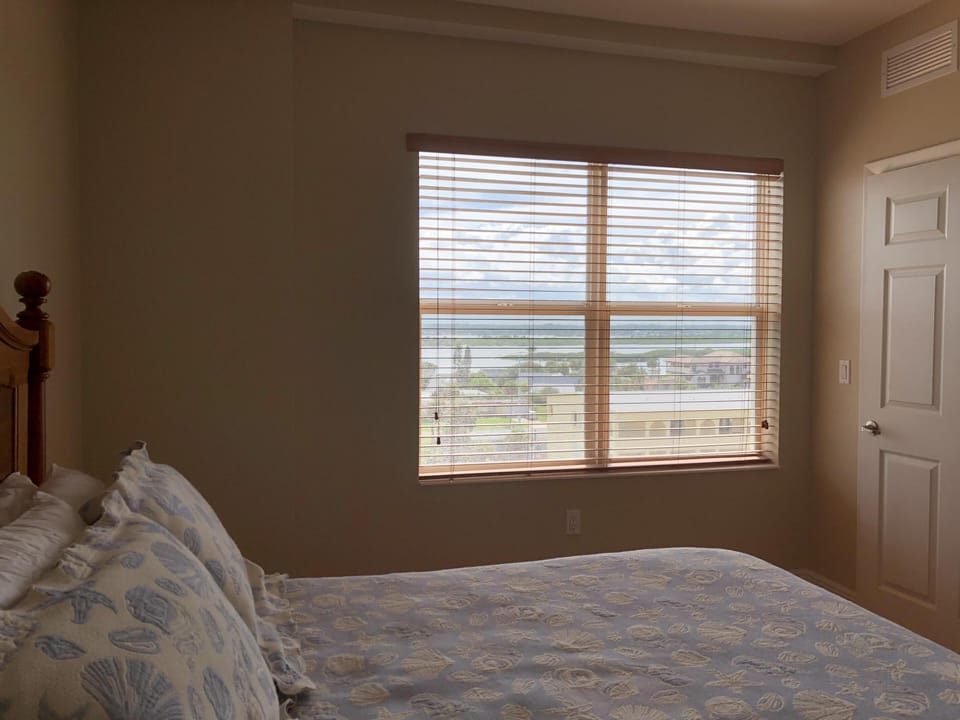 Queen size bed, smart tv and view of the intracoastal waterway.