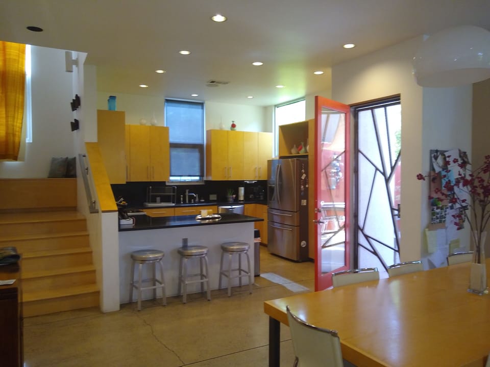 Fully equiped kitchen with breakfast bar.