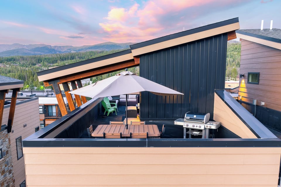 Roof Top Deck with Gas Grill, Outdoor Table, Chairs, and Table Umbrella.