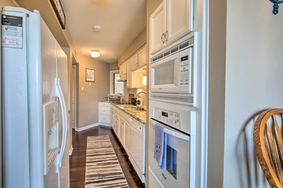 Fully Equipped Kitchen | Granite Countertops