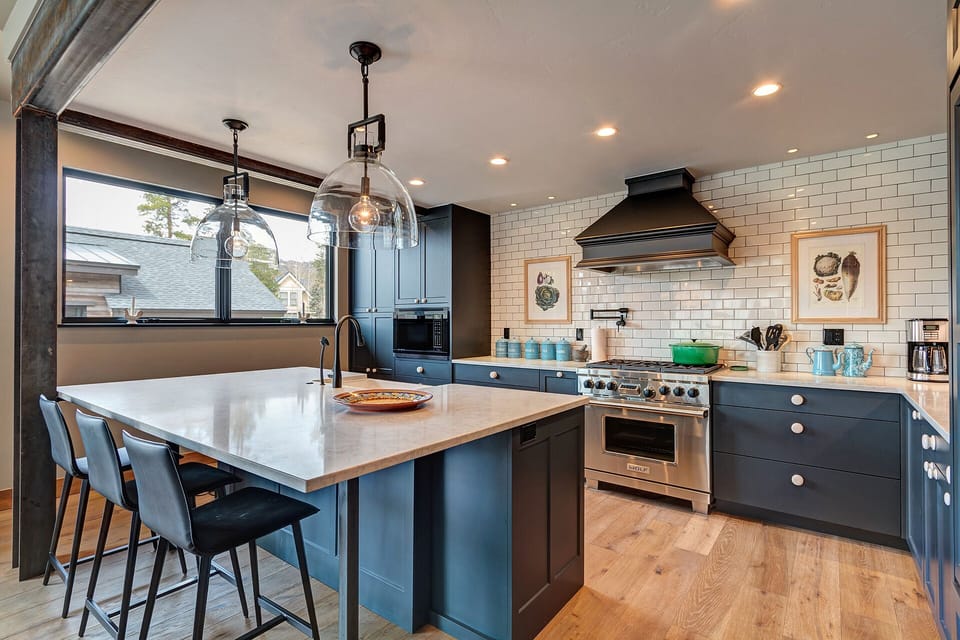 Gourmet kitchen - counter seats 3