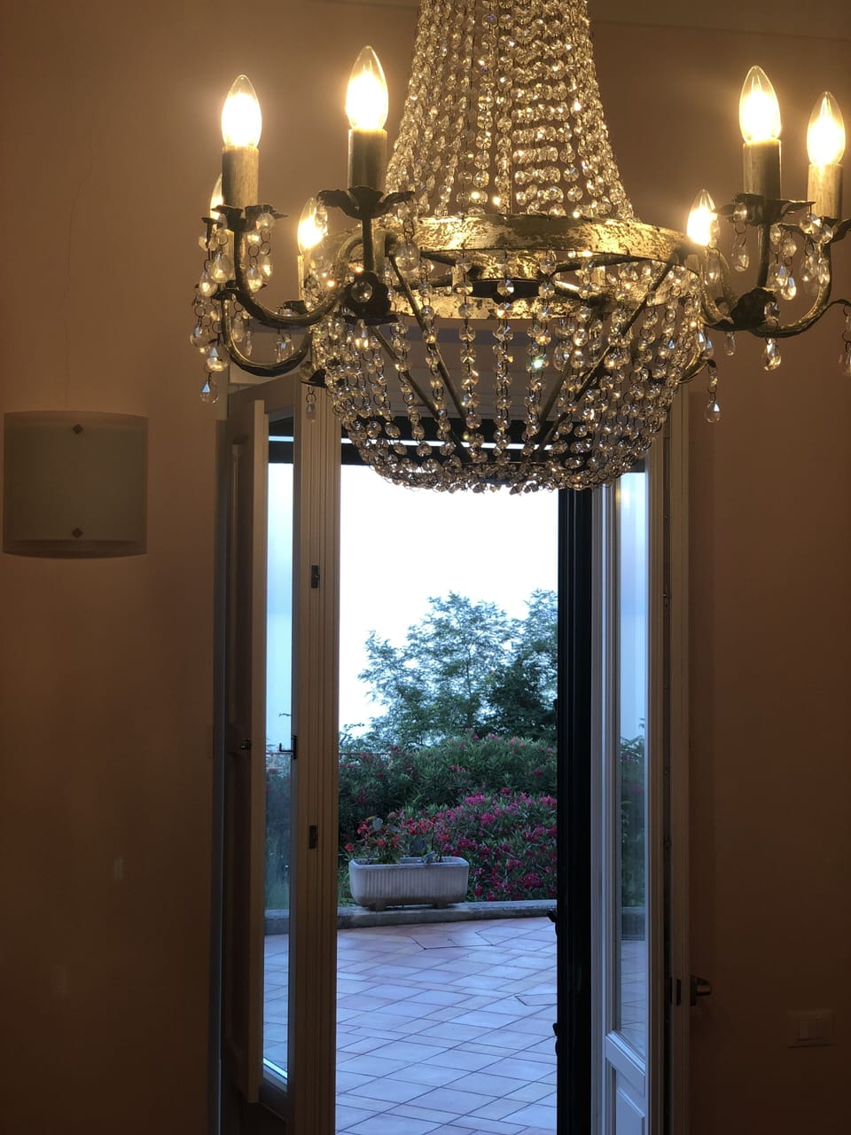 THE VINTAGE HAPPY HOUR ROOM 