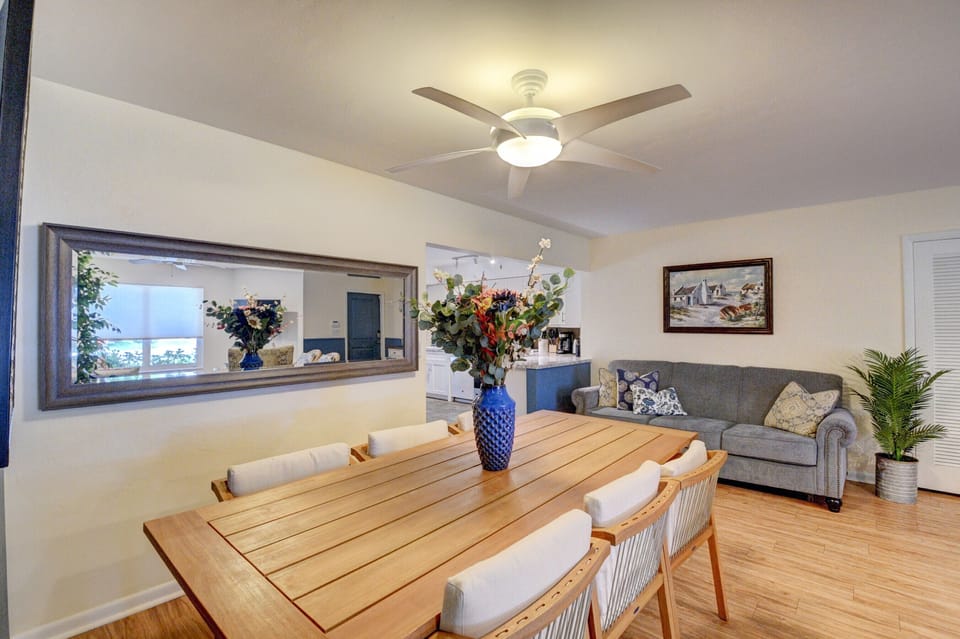 Dining room with seating for 6 people