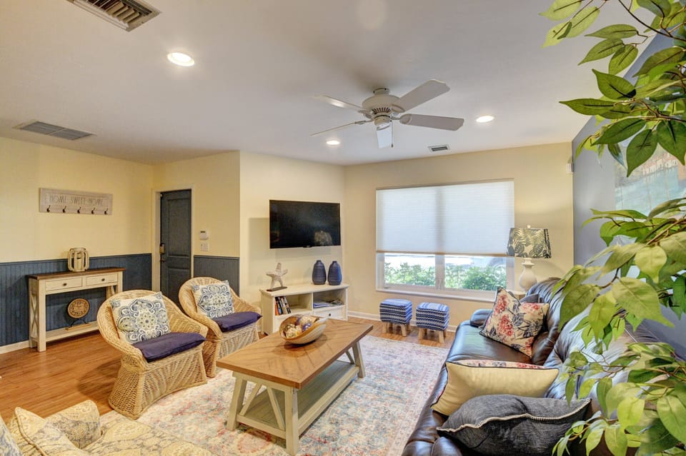 Bright and spacious living room 
