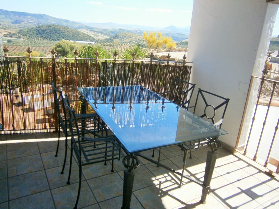  DINING AL FRESCO ON YOUR BALCONY 