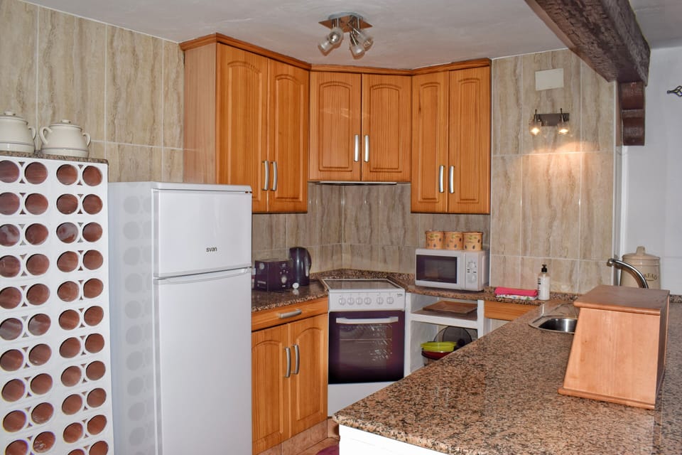 FULLY FITTED KITCHEN 