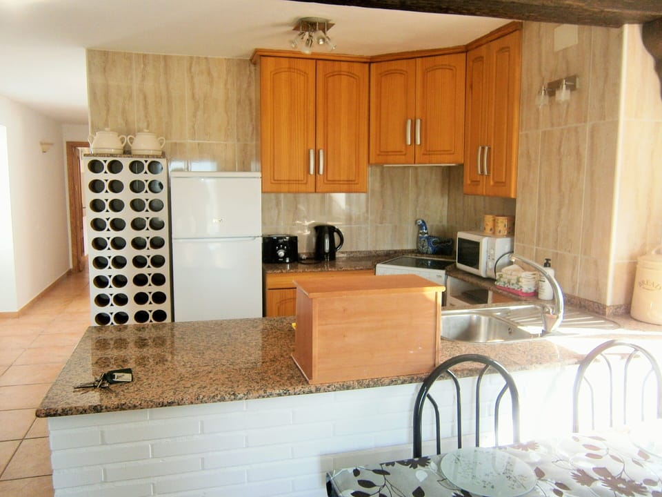 FULLY FITTED KITCHEN 