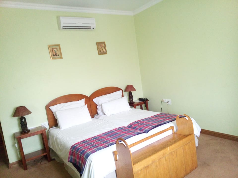 KAPULANA. Airy Double Rm; Twin beds;  En-suite; Lounger; Fridge; Sleeps Max. 2