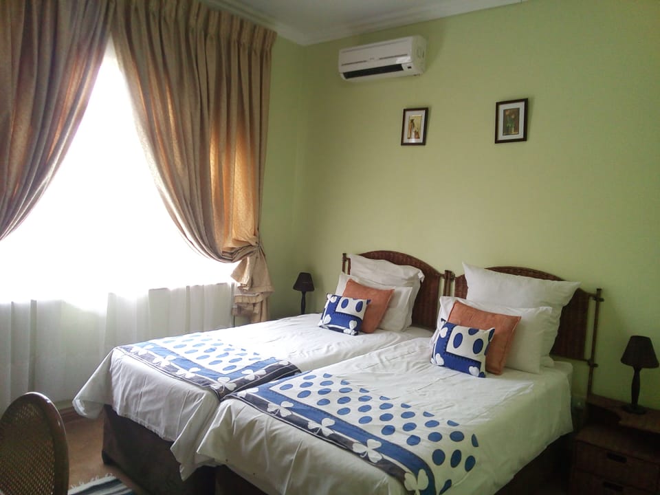 KANGA. Single Rm; Twin beds; En-suite; Sleeps Maximum 2.