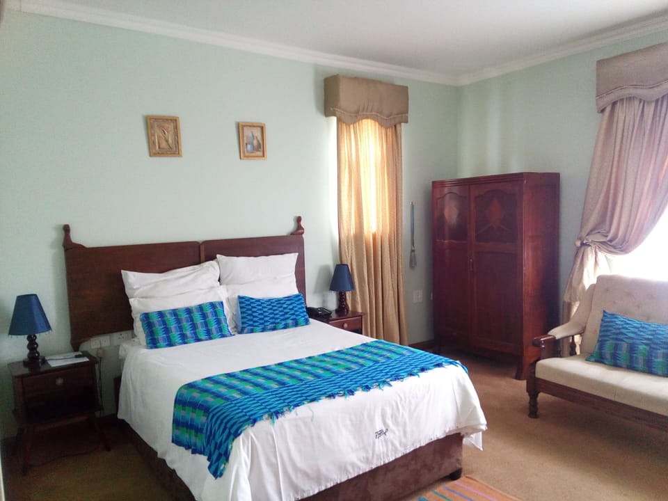 KENTE. Delux Wheelchair friendly double Rm; en-suite; Fridge; Sleeps maximum 2.