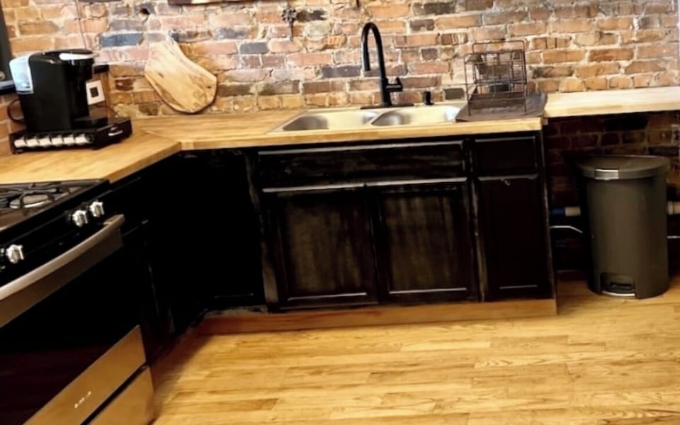 Large, newly remolded, L shaped, open concept kitchen