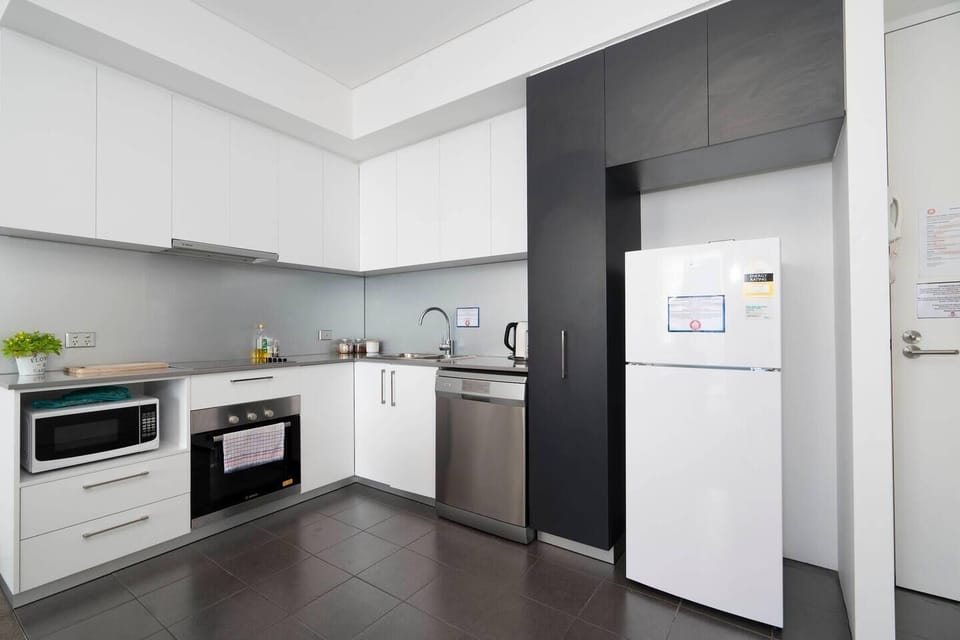 You'll find everything you need, from a practical microwave and oven to a convenient dishwasher and spacious fridge for your groceries.