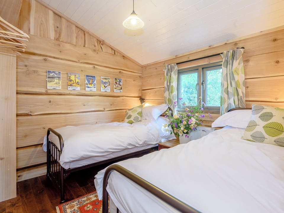Twin bedroom | Kingfisher Cabin, Croft, near Skegness
